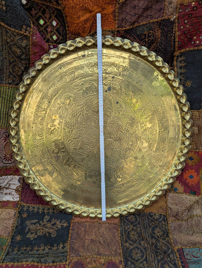 Exotische Messingplatte mit Elefantenmotiv: Handgeschlagen auf geschnitztem Teakholzgestell