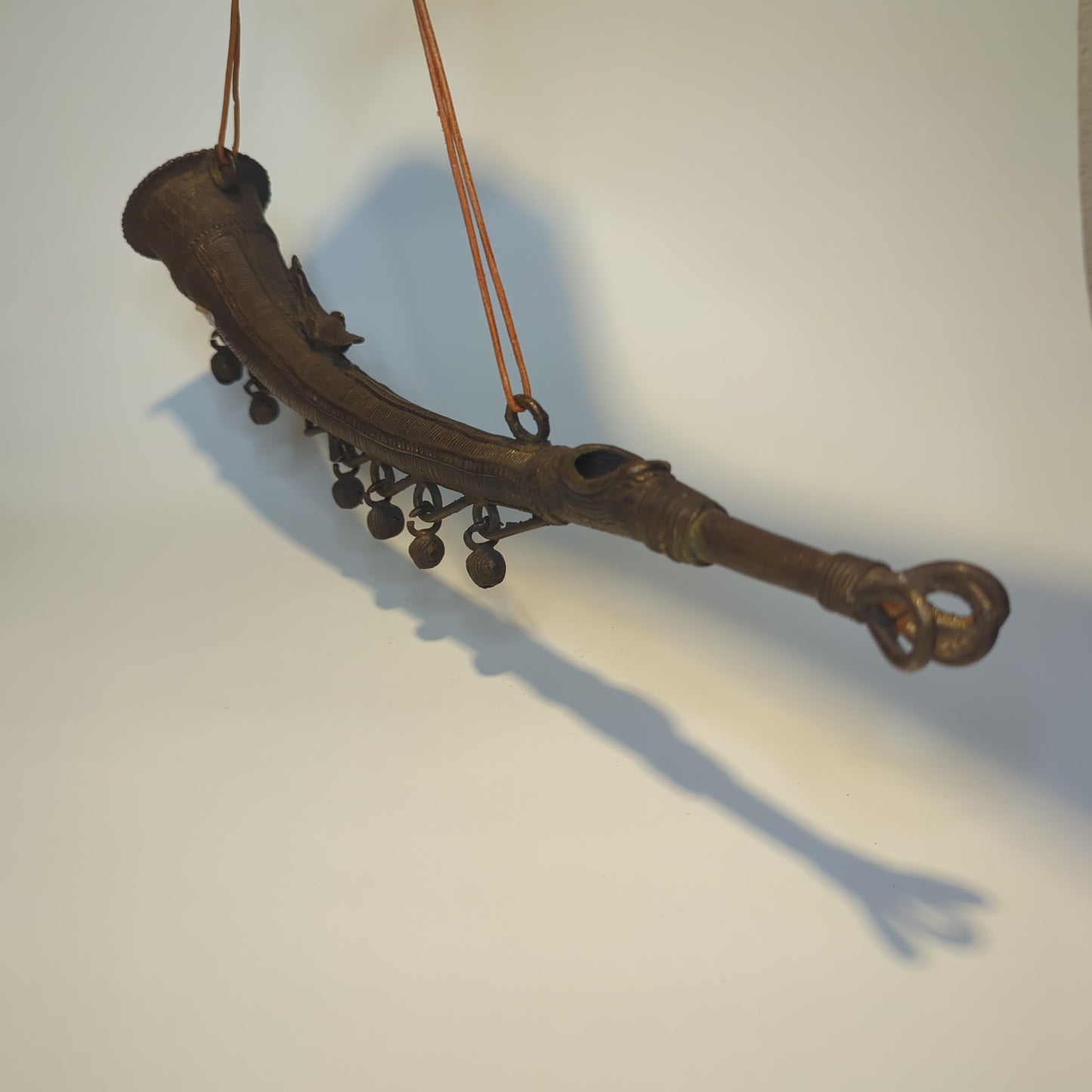 Messing Blashorn / Jagdhorn mit Pfau – Handgeschmiedet aus Indien