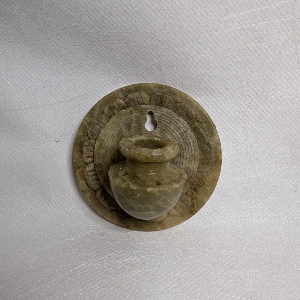 Wand-Räucherstäbchenhalter Speckstein – Handgeschnitzt Indien Ø 7 cm