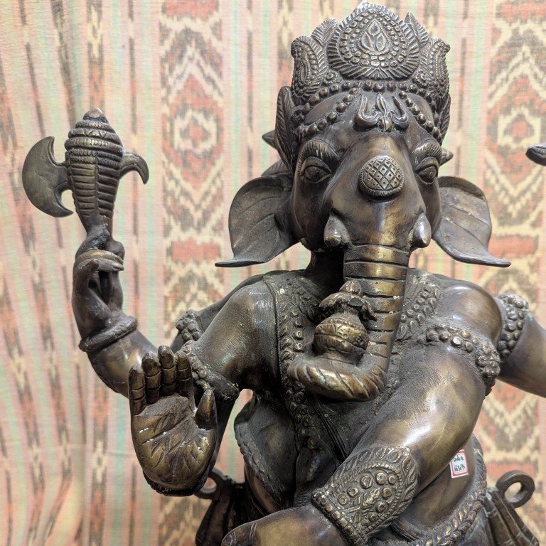 Große Ganesha Statue aus fein gearbeitetem Messing