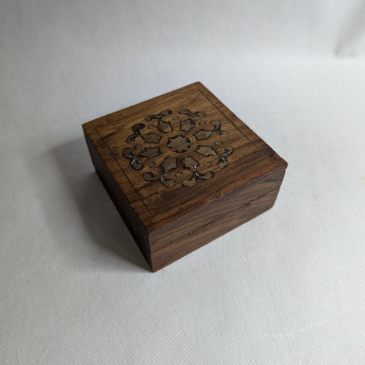 Holzbox mit Messing floral