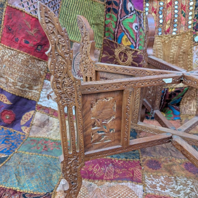 Exotische Messingplatte mit Elefantenmotiv: Handgeschlagen auf geschnitztem Teakholzgestell