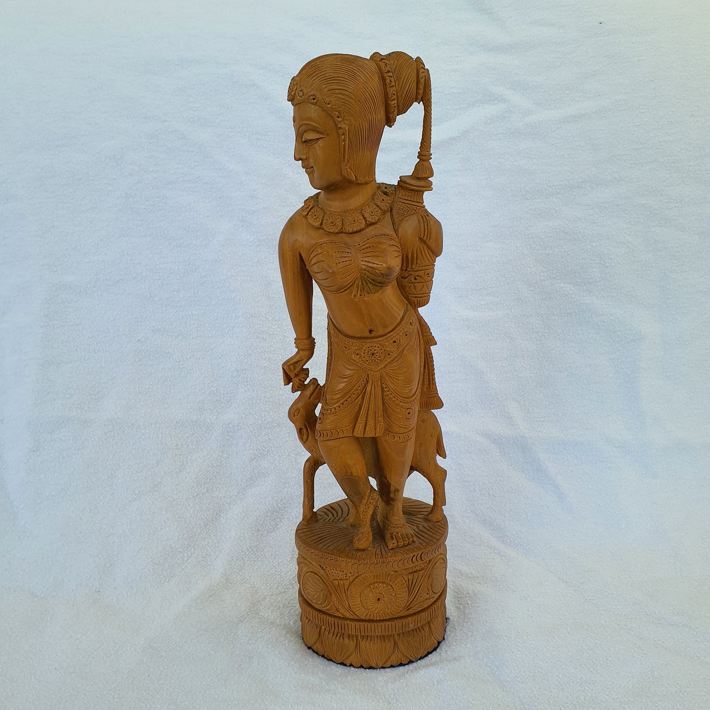 Tempeldienerin mit Ziege – Sandelholz Statue Indien Handgeschnitzt 27 cm