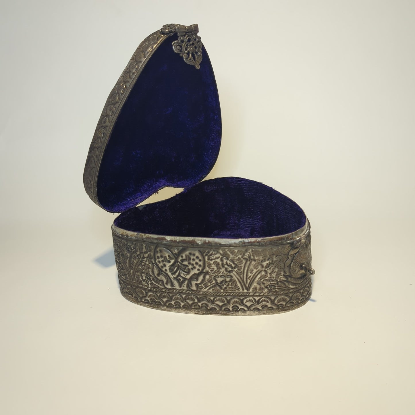 Herzförmige Weißmetall Dose gehämmert – Innen blauer Samt – Handarbeit aus Indien