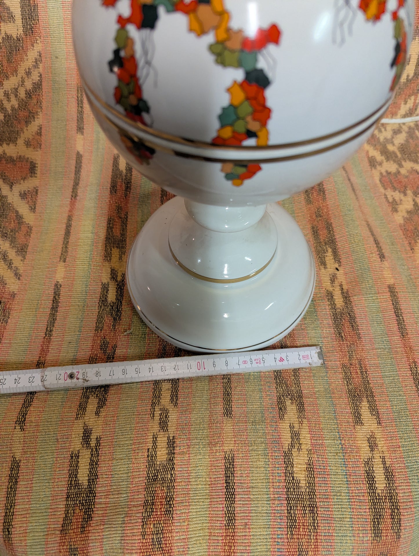 Elegante Porzellan-Tischleuchte: Dimmbares Akzentlicht aus feinstem italienischem Unikat