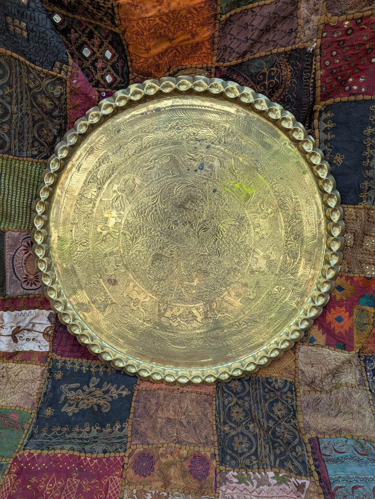 Exotische Messingplatte mit Elefantenmotiv: Handgeschlagen auf geschnitztem Teakholzgestell