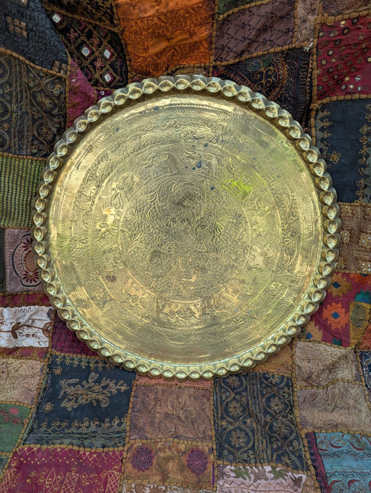 Exotische Messingplatte mit Elefantenmotiv: Handgeschlagen auf geschnitztem Teakholzgestell