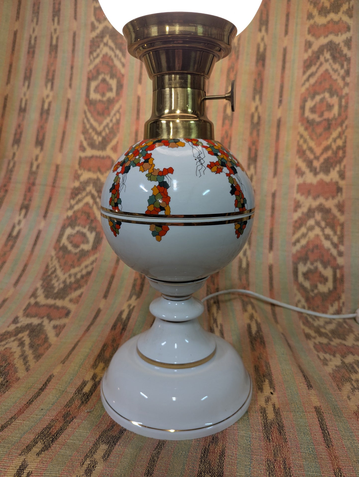 Elegante Porzellan-Tischleuchte: Dimmbares Akzentlicht aus feinstem italienischem Unikat