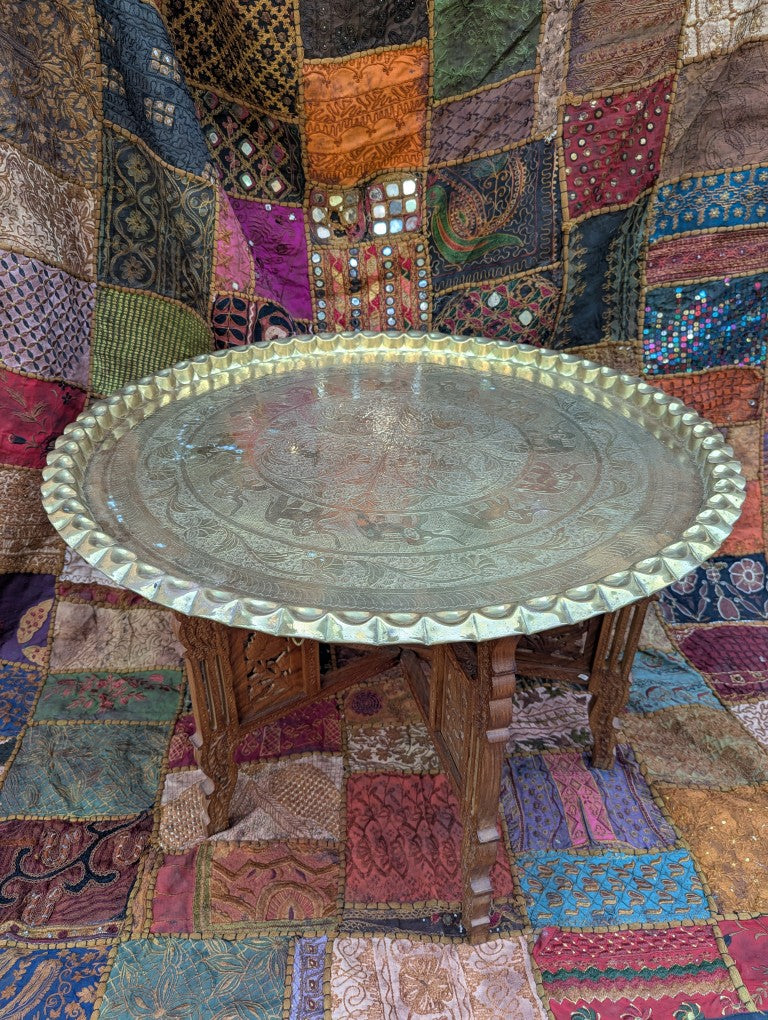 Exotische Messingplatte mit Elefantenmotiv: Handgeschlagen auf geschnitztem Teakholzgestell